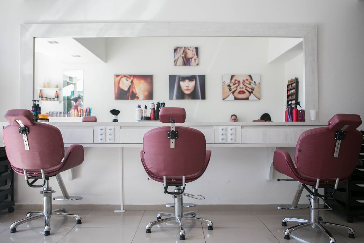 Why Tipping Your Hair Stylist Should Be A Part Of Your Budget 