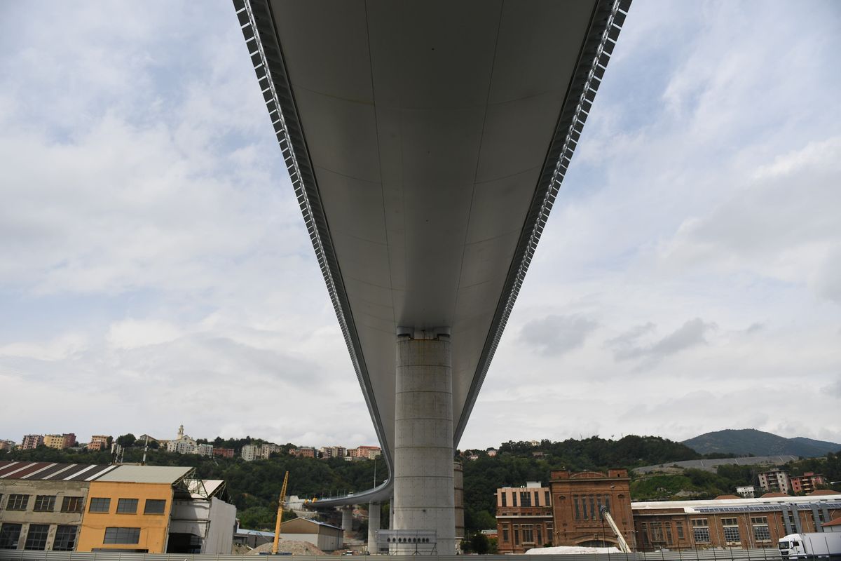 Il nuovo ponte di Genova rovinato da autostrade in tilt e dai Benetton