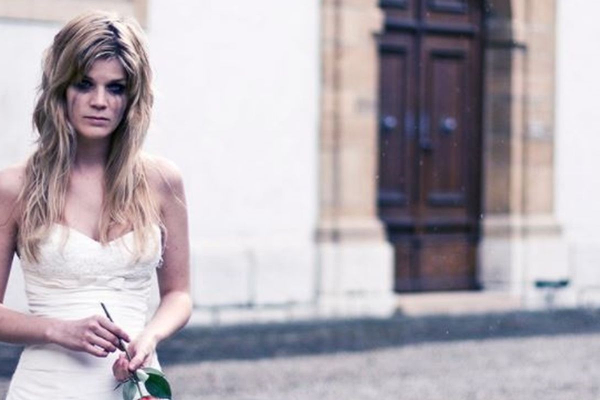 Bride finds out fiancé is cheating night before wedding and reads texts during their vows