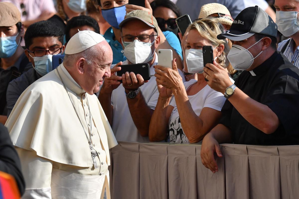 La proposta indecente del vaticanista: una foto con il Papa in cambio di sesso