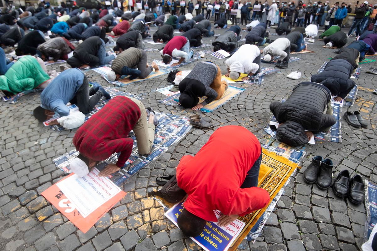 Islamici italiani in piazza. Ma sono contro la Francia