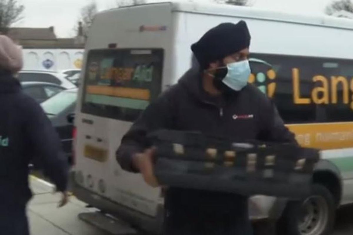 Generous Sikhs feed hundreds of starving truck drivers stuck at the French border