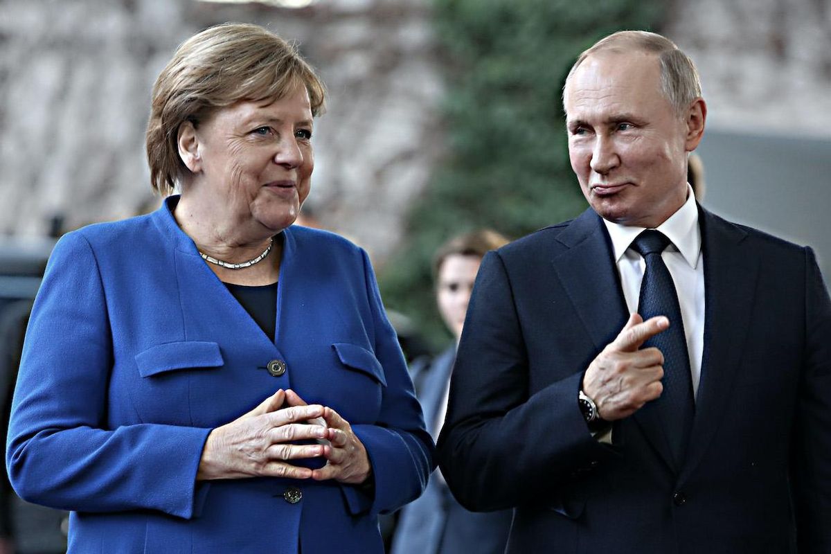 L’euroflop sui vaccini spinge la Merkel in braccio a Putin