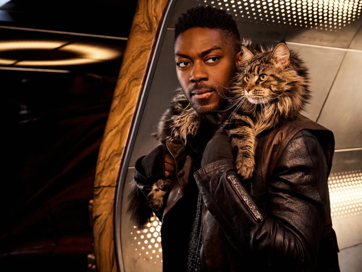 David Ajala and Grudge the cat on Star Trek: Discovery