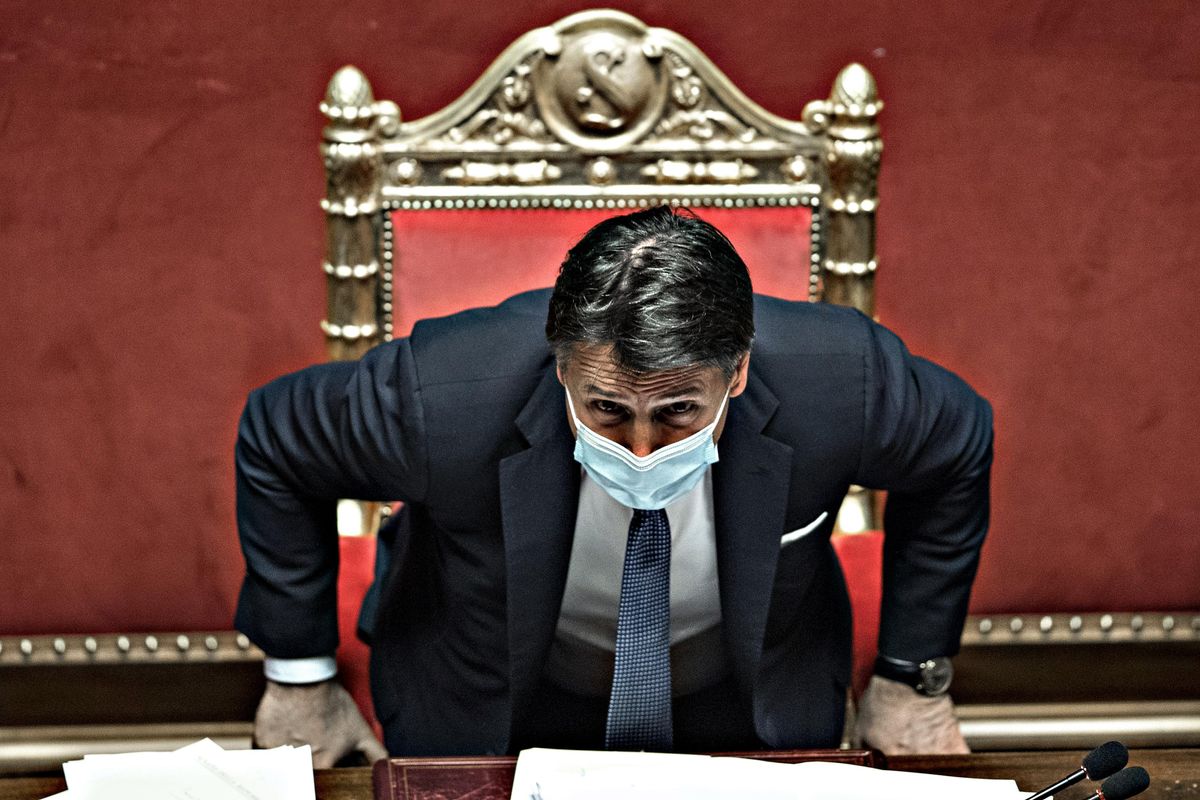 Sarebbe folle aiutare questi incompetenti ad affondare l’Italia