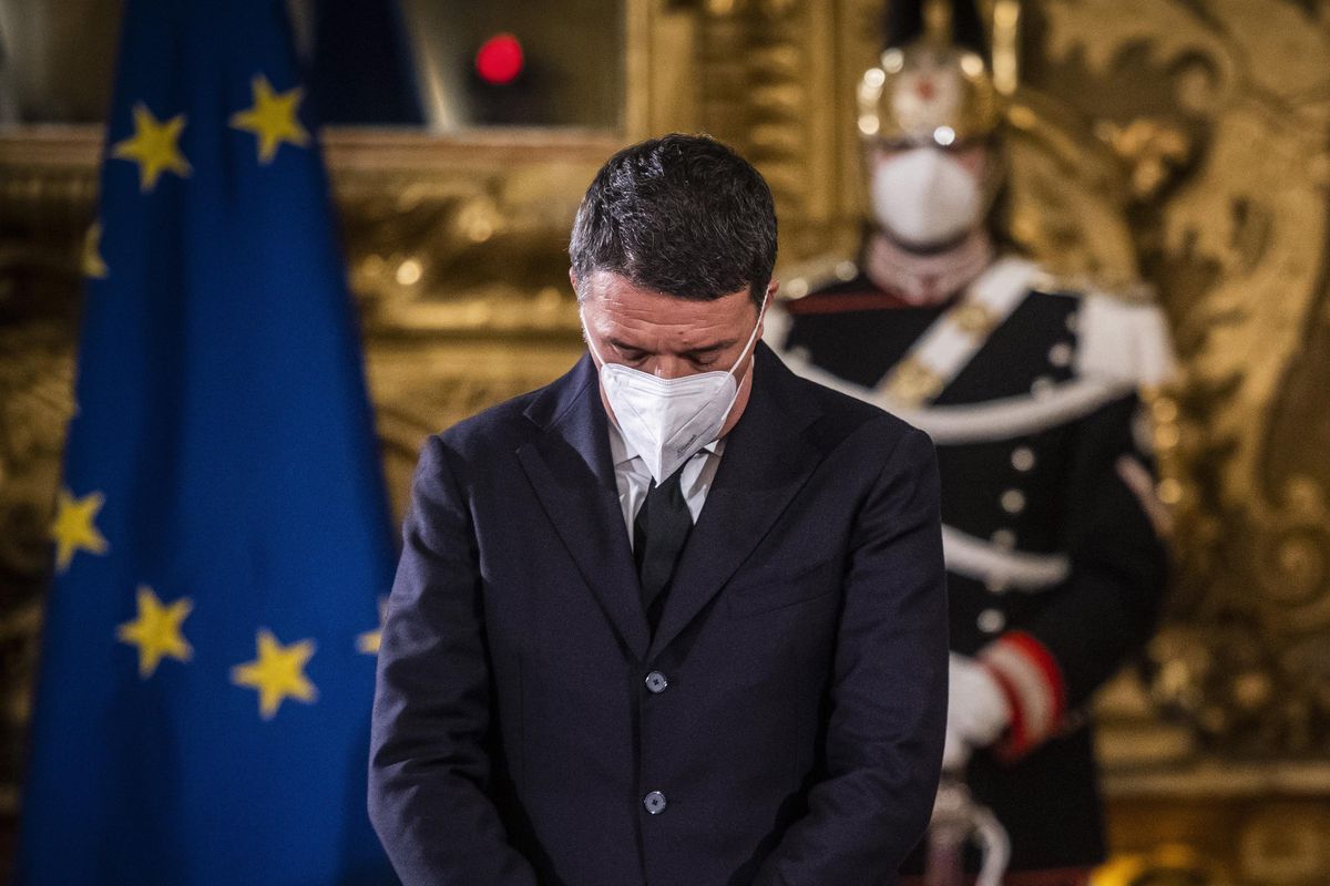 Renzi d’Arabia continua la fuga e ora trucca le carte sui pm