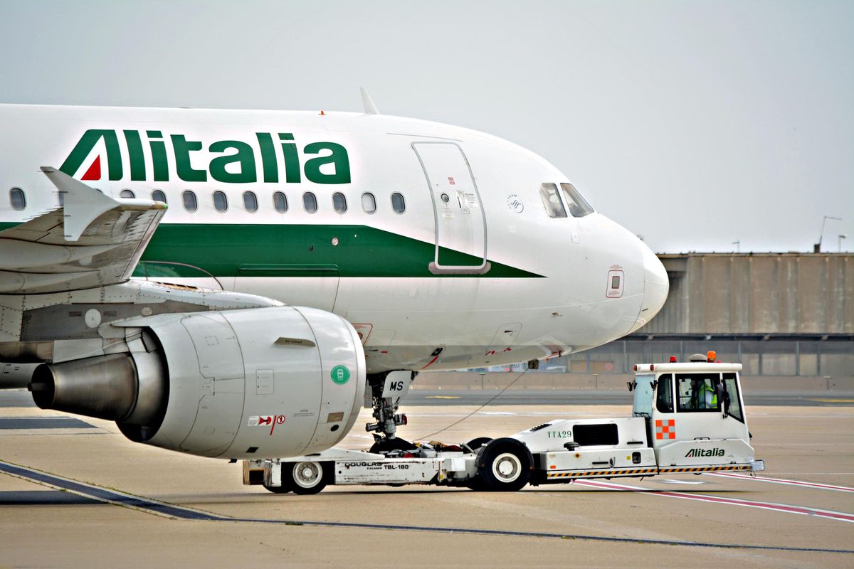 I tagli Alitalia iniziano dalle e-mail: per cassa e auguri ne basta una sola