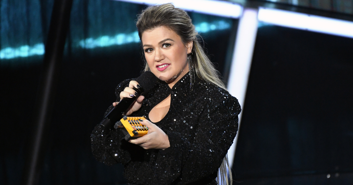 Kelly Clarkson Admits She Once 'Destroyed' A Trash Can After Having To Badly Poop During A Concert