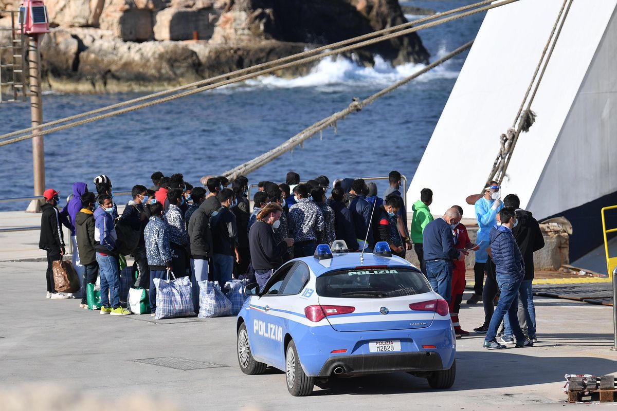 Migranti sbolognati agli enti locali. Turismo in pericolo e Regioni in rivolta