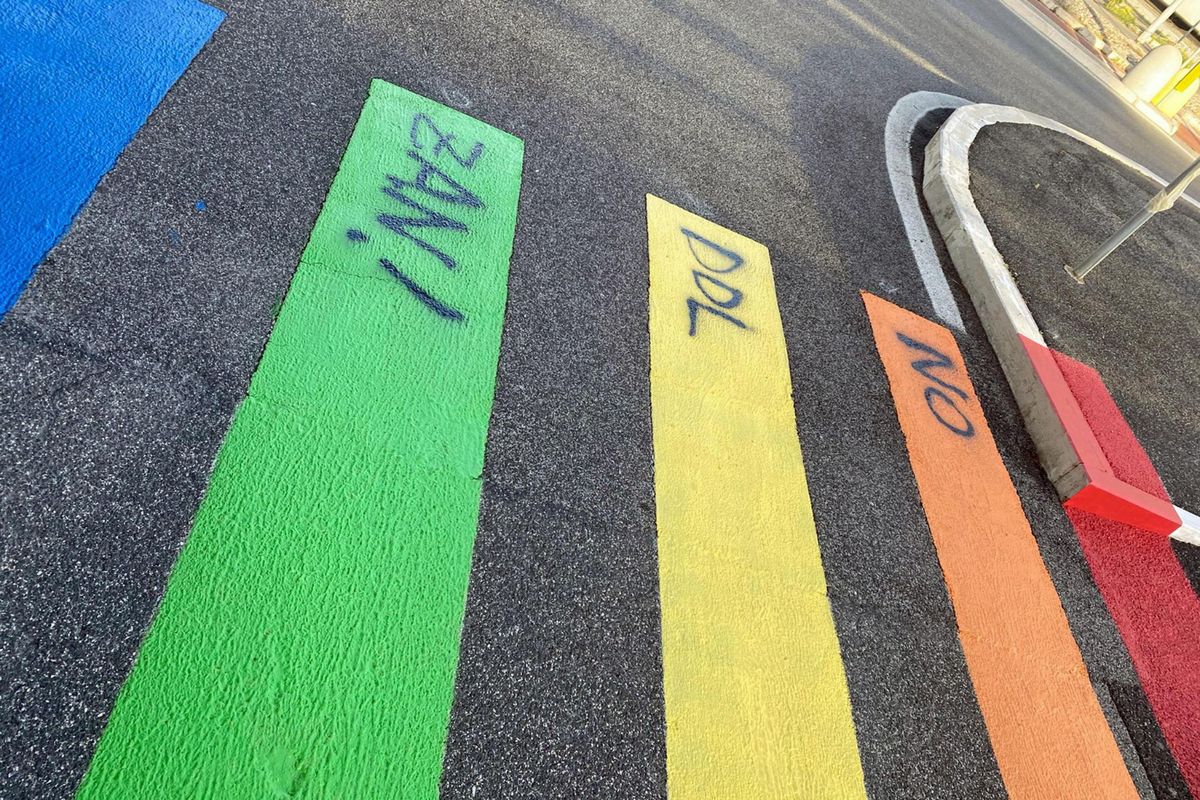 C’è anche una sinistra contro la legge che impone la mordacchia arcobaleno