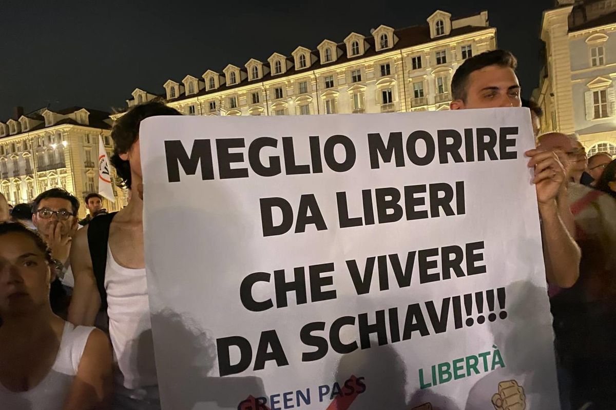 Usano il green pass per distruggere le nostre libertà più elementari