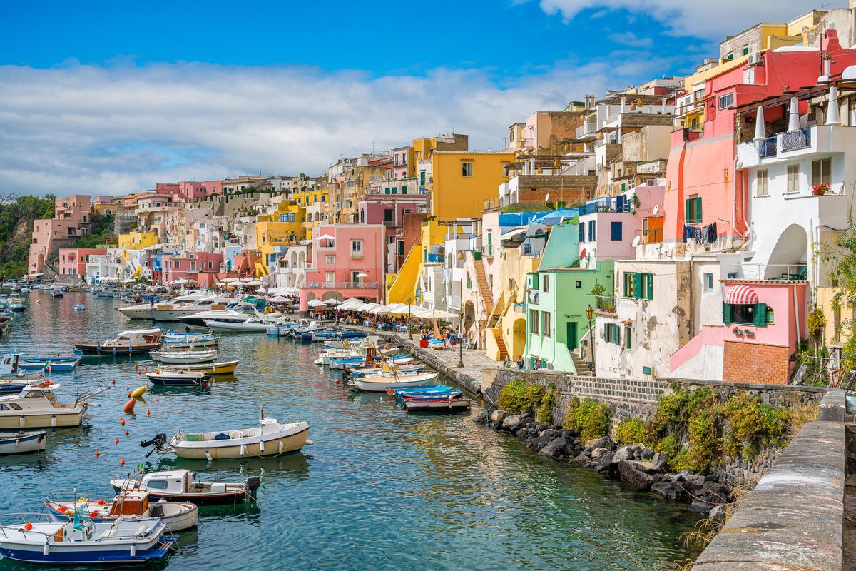 Procida, isola di letteratura e lingue dolci