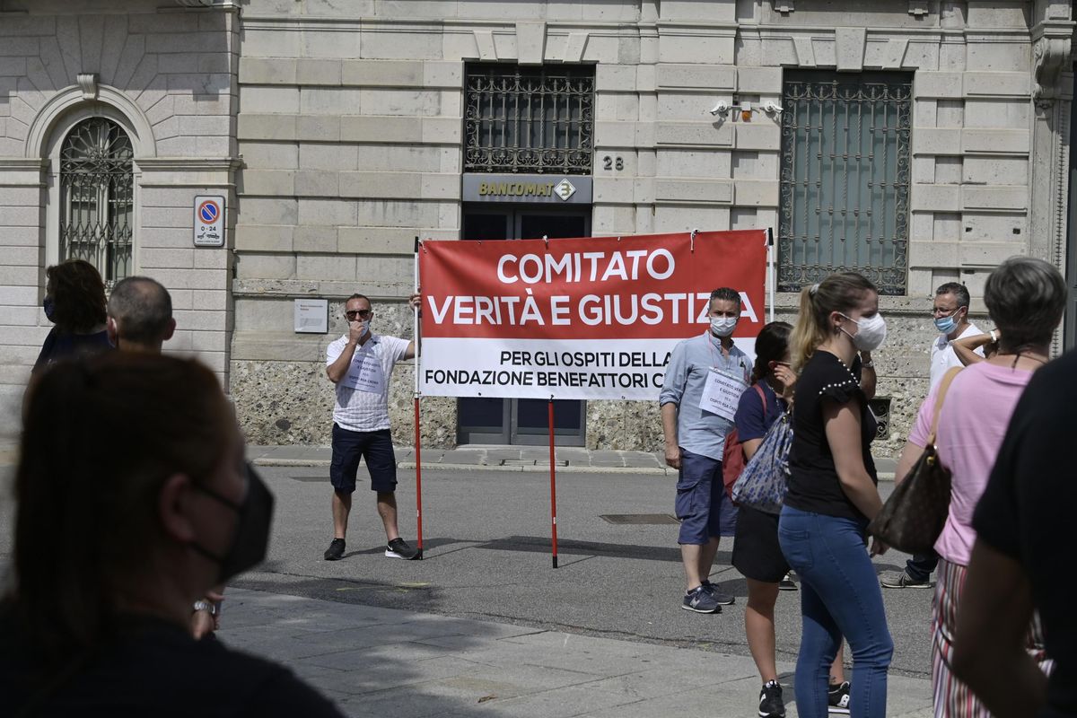 L’ira dei parenti dei morti a Bergamo. «Inchiesta insabbiata alle Camere»