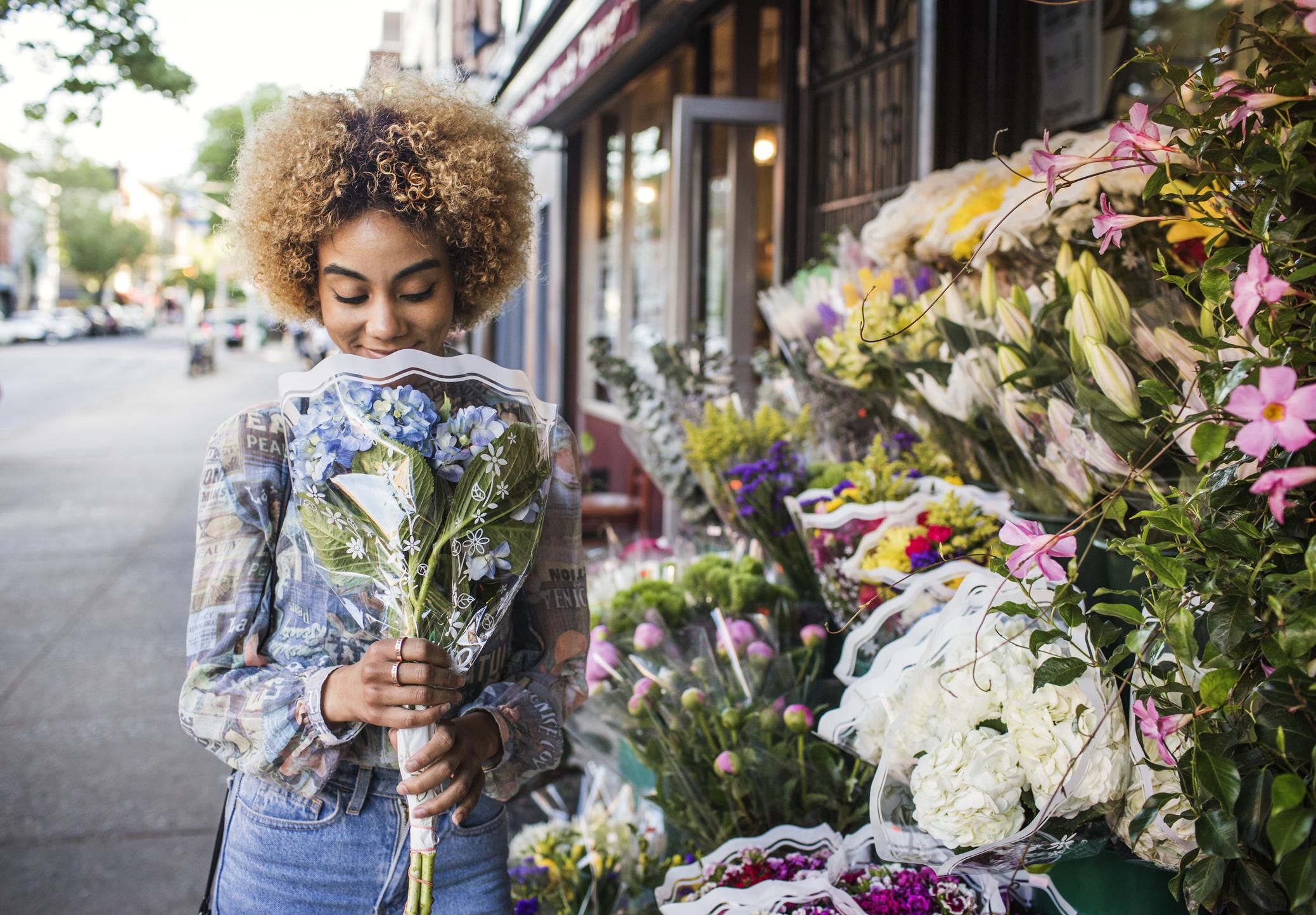 How To Make Fresh Flowers Last Longer, Tips & Tricks xoNecole Women