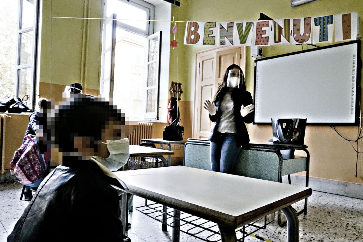 Via le mascherine fino alle superiori. Ma i presidi vogliono schedare i prof