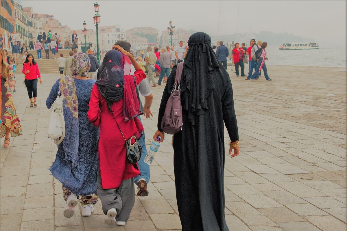 Il burqa ci fa schifo a Kabul ma in Europa ci va benone