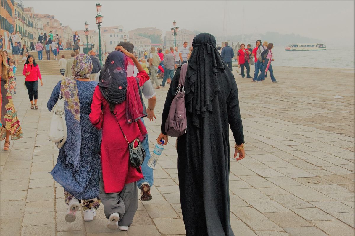 Il burqa ci fa schifo a Kabul ma in Europa ci va benone