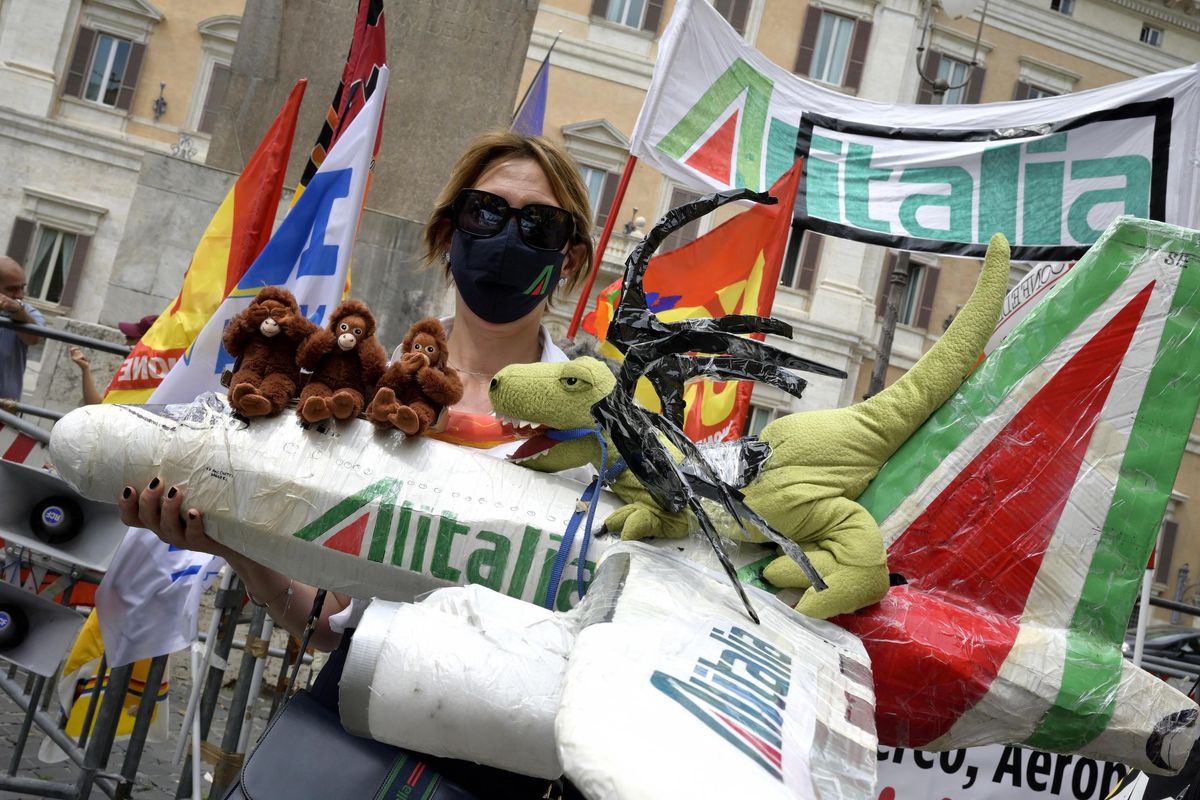 Spenta Alitalia. Accesa Ita, ma vola già verso i prepensionamenti