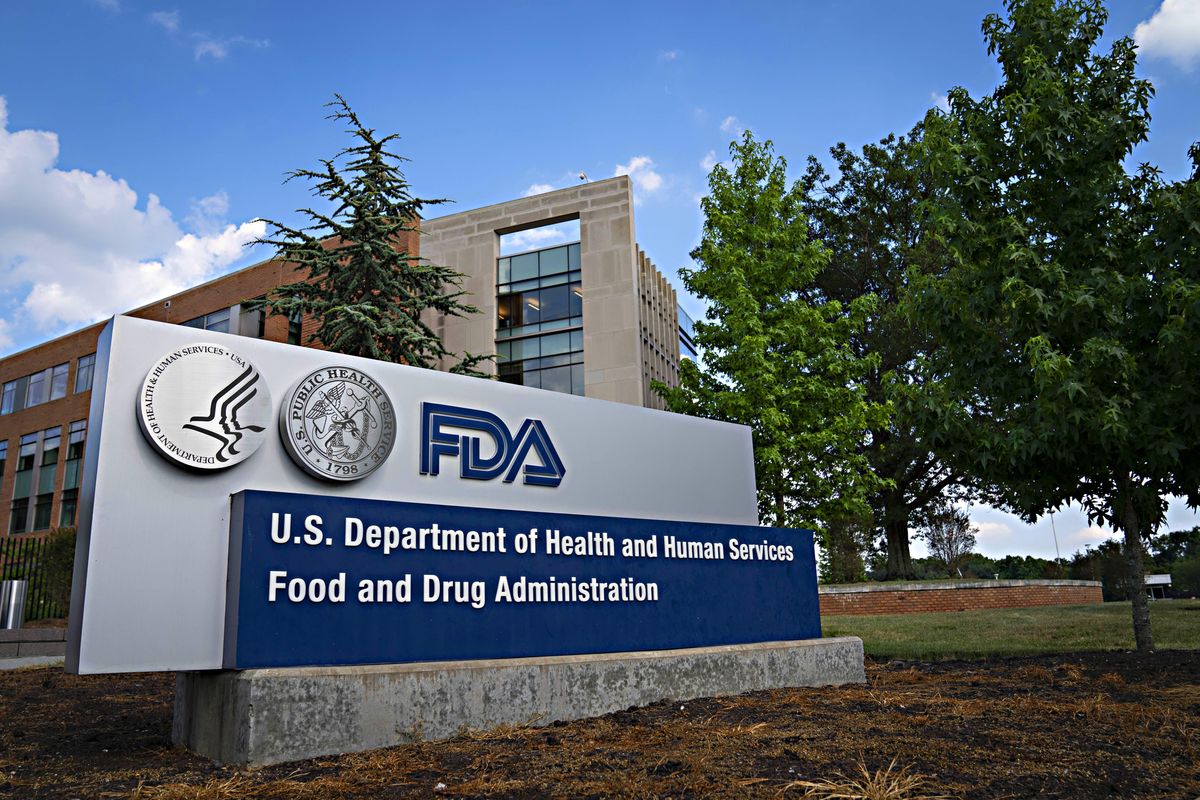 Le pressioni di Biden per far approvare la terza dose dei sieri spaccano la Fda