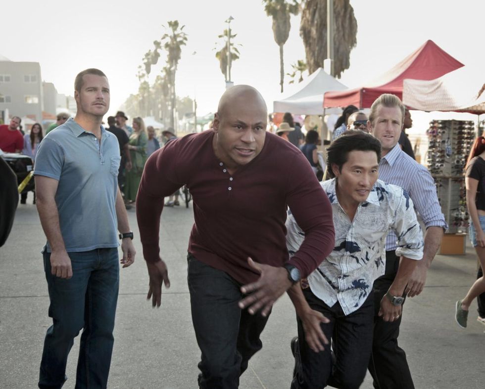 Chris O'Donnell and and Scott Caan watch as LL COOL J and Daniel Dae Kim race away