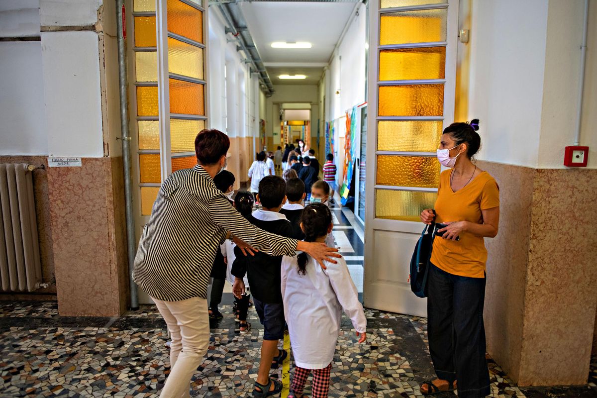 Mamme lasciate fuori, lacrime e liti. Primo giorno da incubo nelle scuole