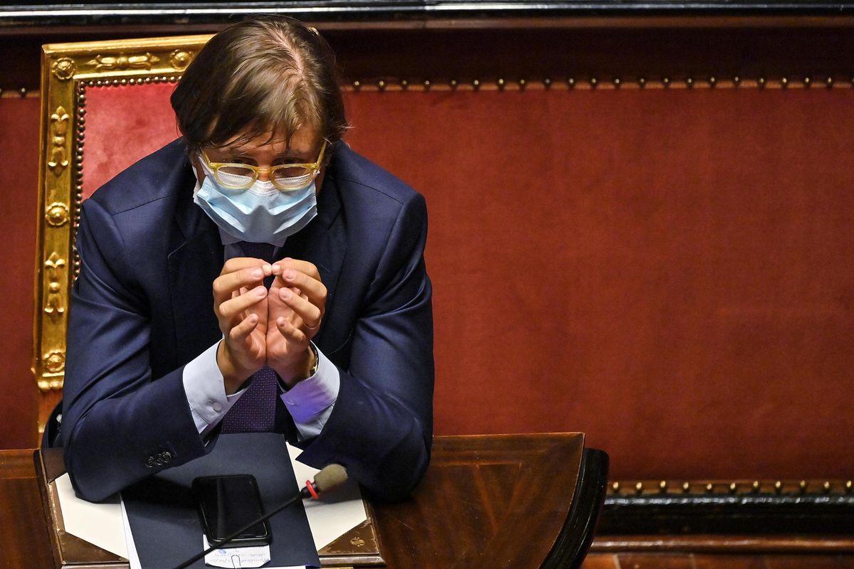 Sileri fa lo gnorri e snobba le accuse. Ma Durigon ha lasciato, lui è ancora lì