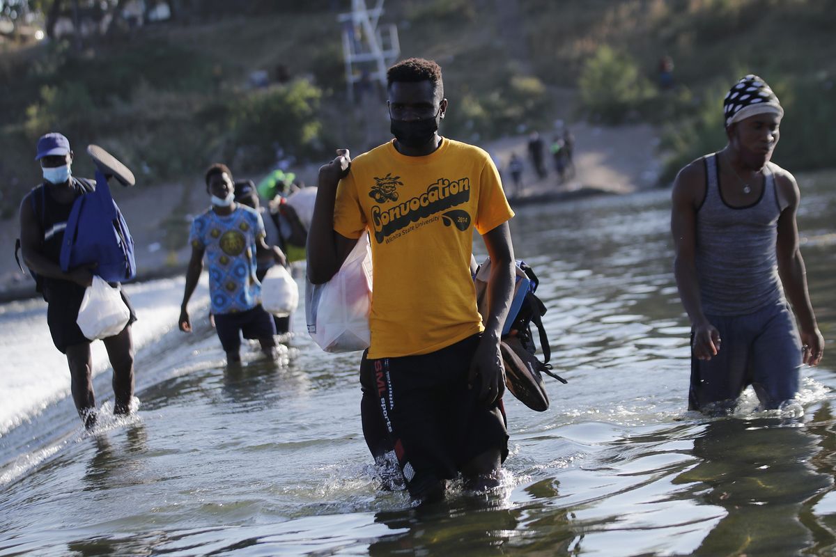 Biden applica la legge del Far West. Migranti haitiani frustati al confine