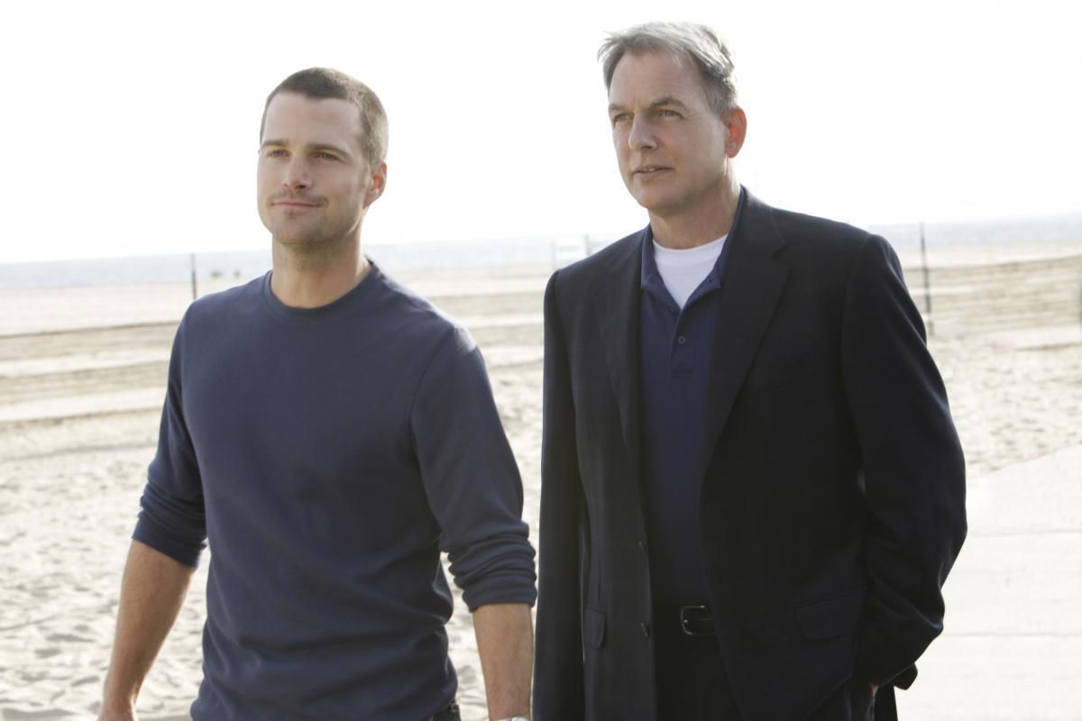 Chris O'Donnell and Mark Harmon walking on the beach