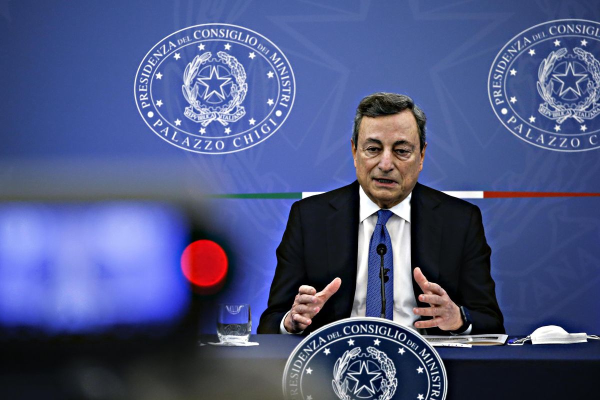 Draghi loda ancora il modello Italia, ma intanto confina i suoi cittadini