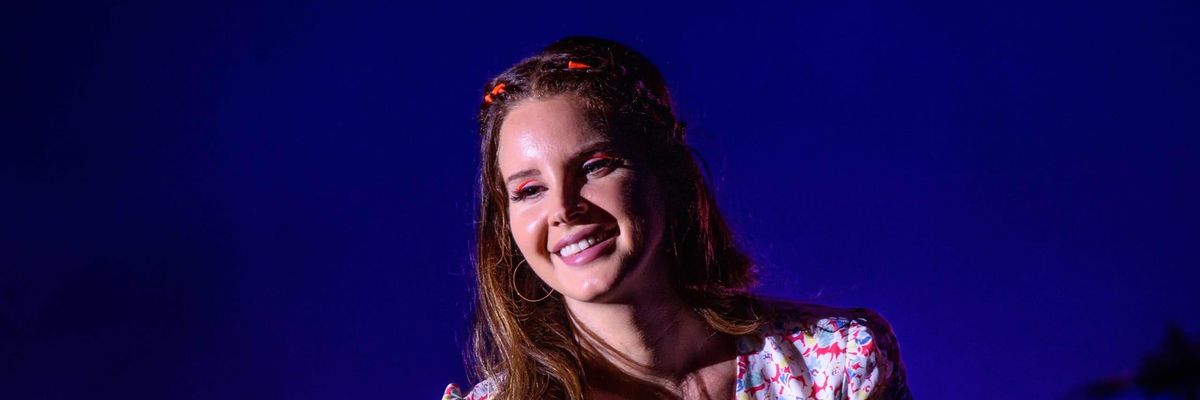 Lana del Rey in a live concert smiling