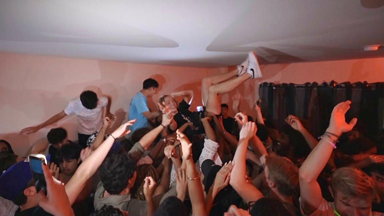 How To Host A Perfect Collage Dorm Party For Beginners