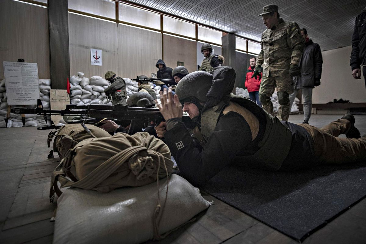 Riempire di armi gli ucraini non c’entra niente con la legittima difesa