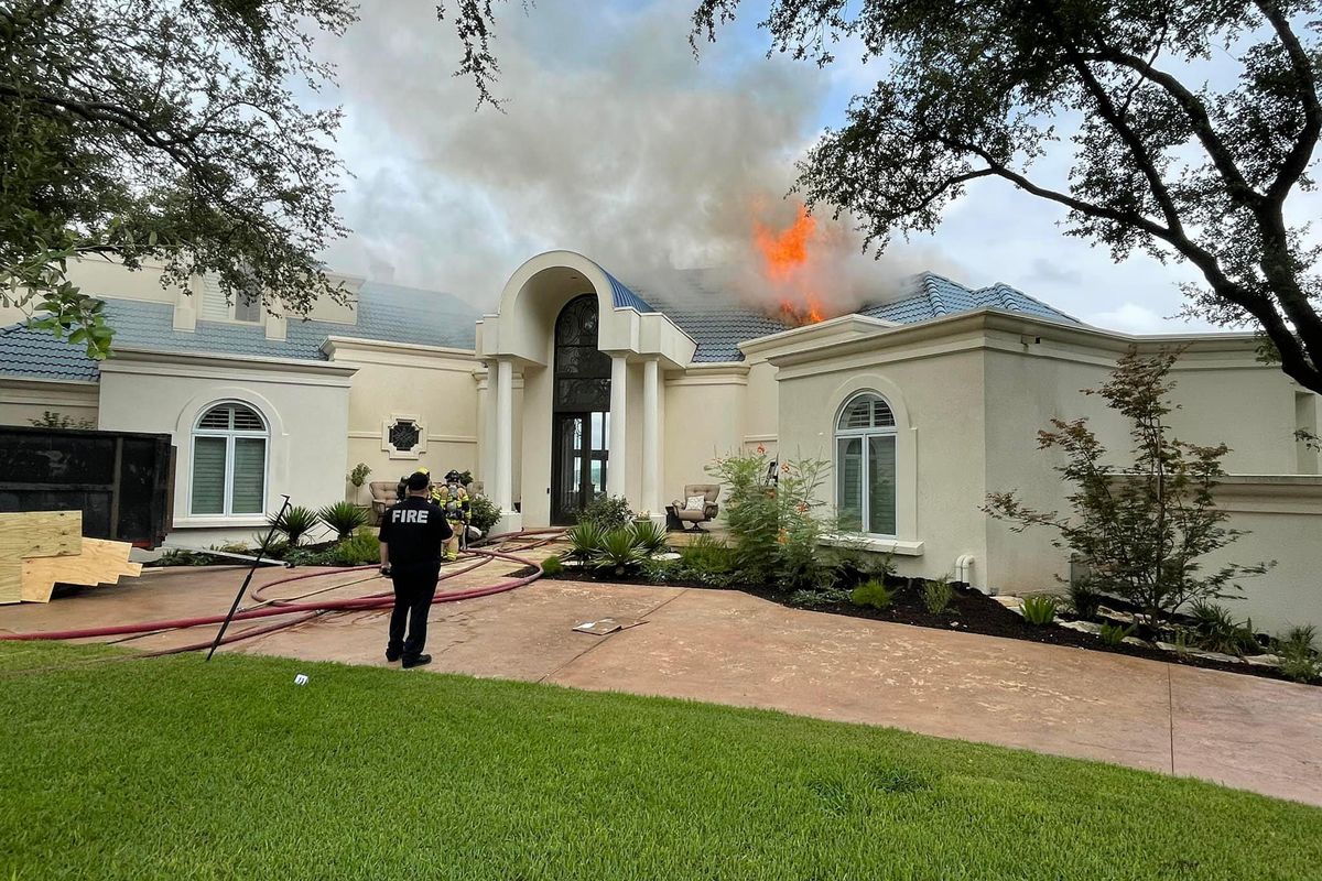 Lake Travis mansion catches fire