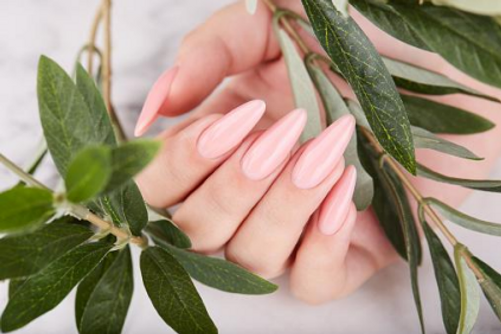 what-happened-to-the-green-nails-after-the-manicure-how-to-protect