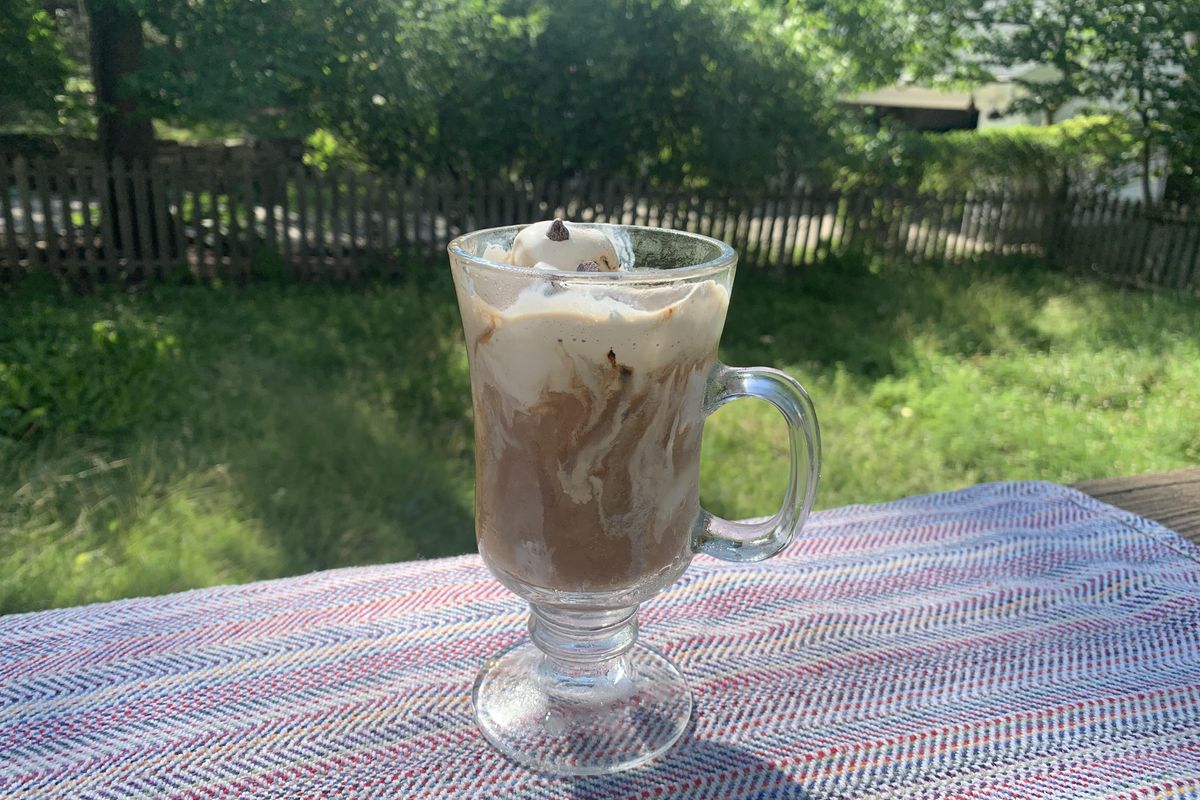 Welcome to Wonkette Happy Hour, With This Week's Cocktail, The Mud Shark!