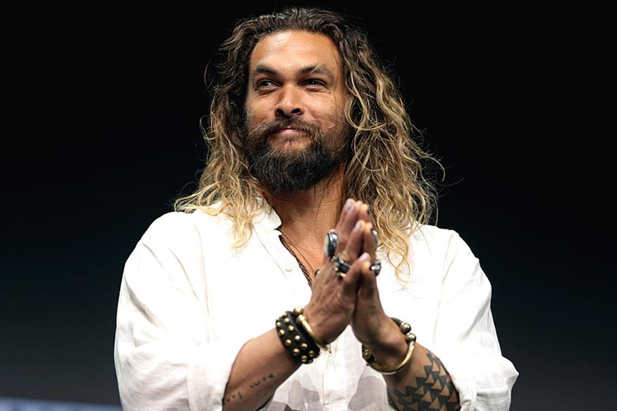 'Aguaman': Jason Momoa shocks passengers as he poses as a flight attendant and passes out water