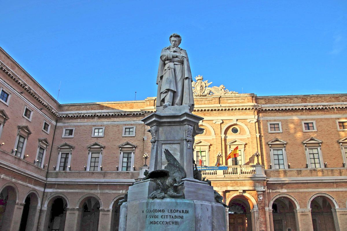 Recanati non ha ancora finito di farsi beffe del povero Leopardi