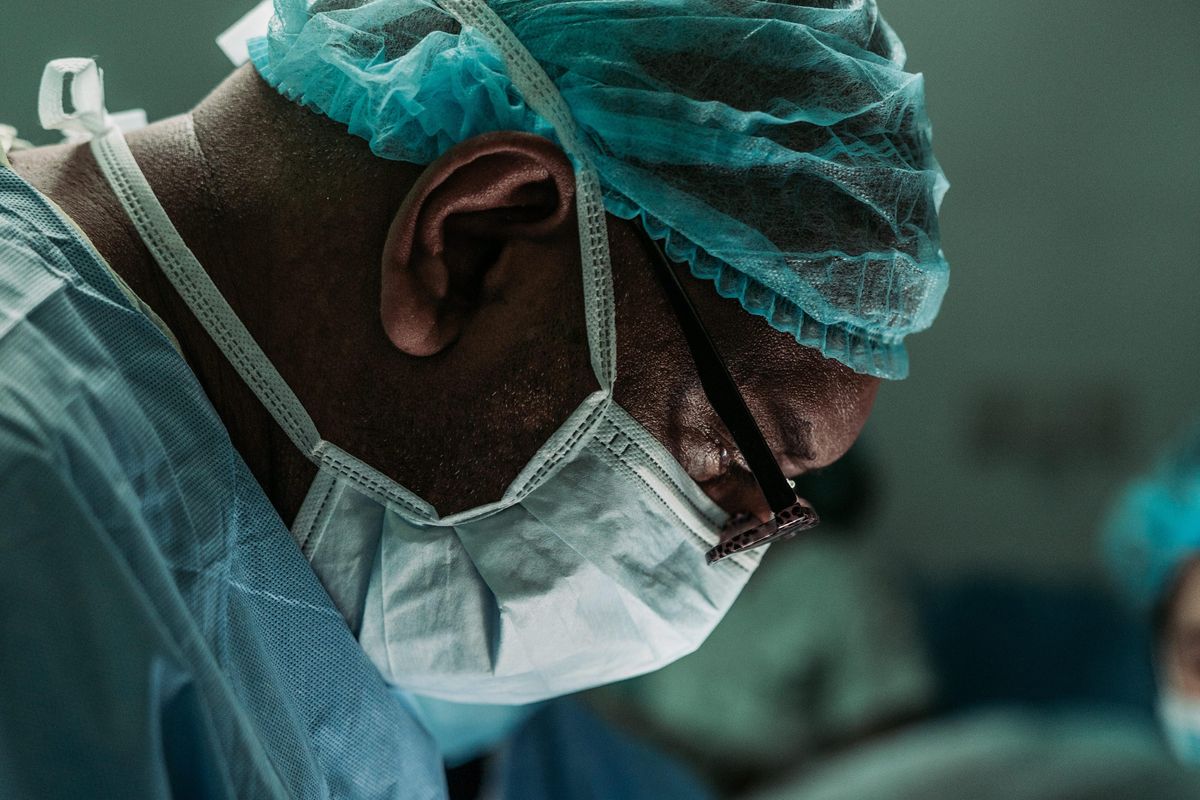 Doctor saves a patient's life by donating his own kidney