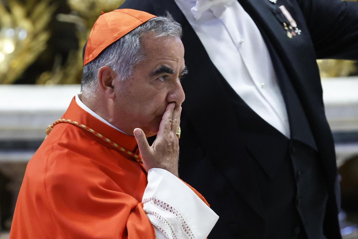 Becciu in prima fila al Concistoro su invito di Bergoglio: «Accolto con gioia»