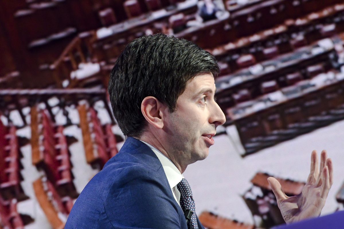 Disco rotto Speranza: «4ª dose e zitti»