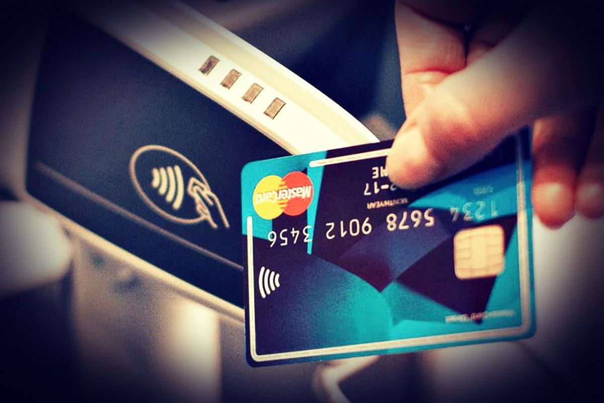 La crisi dei microchip mette a rischio pure i bancomat e le carte di identità