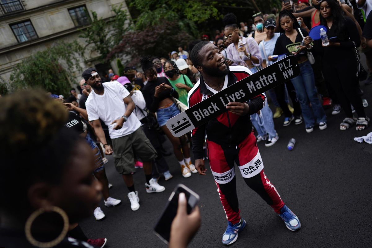 Volano gli stracci dentro Black Lives Matter