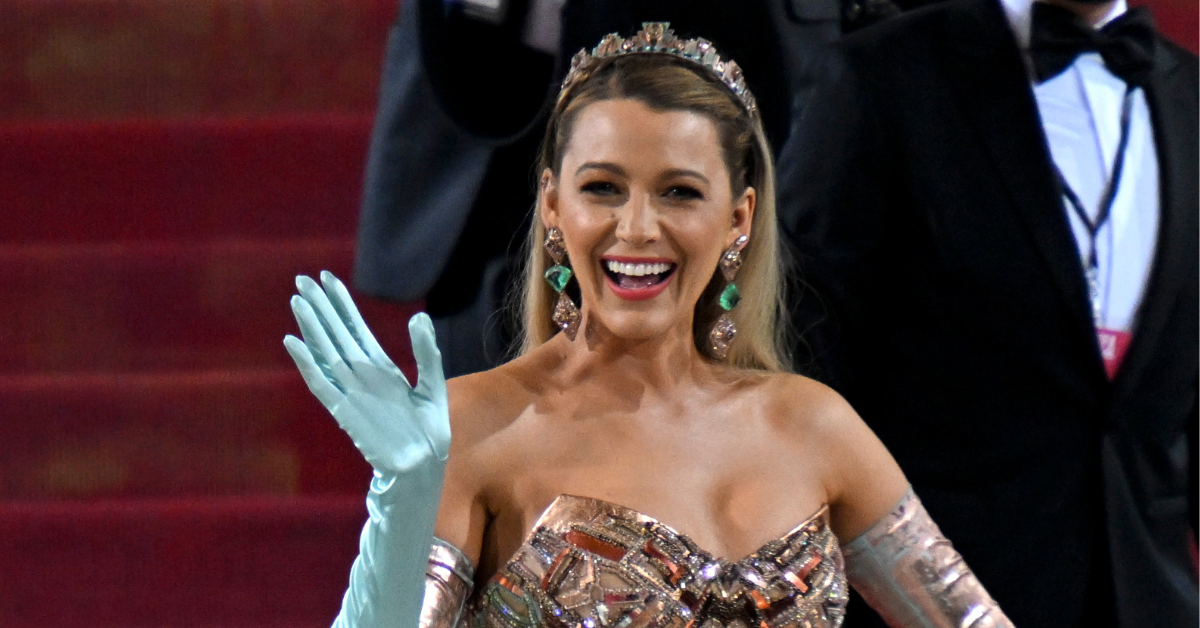 Blake Lively Posts Pregnancy Photos So The '11 Guys Waiting Outside' Her Home Will Leave