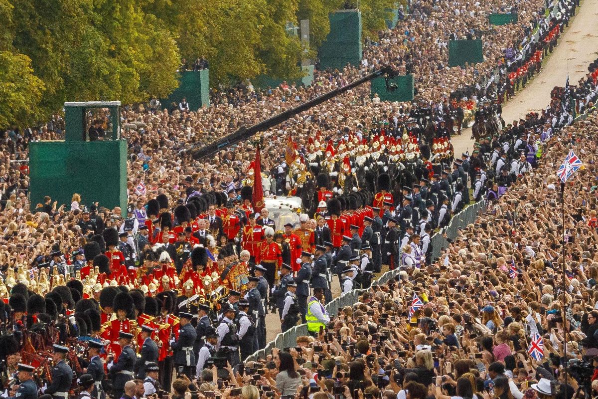 La folla in fila ai funerali della regina smentisce lo stile di vita occidentale
