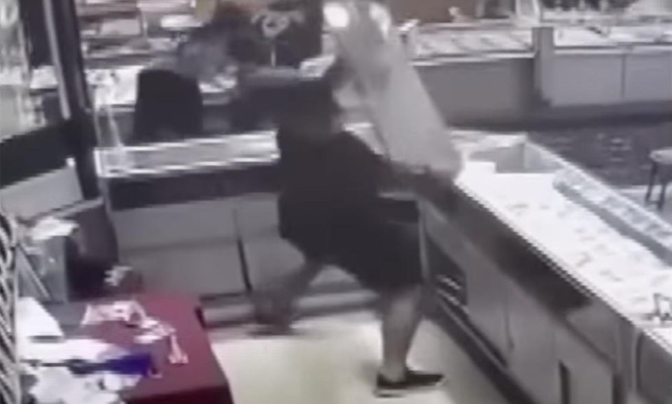 WATCH: ‘They’re just sick of it’: 6 smash-and-grab crooks hit jewelry center, but tenants — some of whom ‘feed three families’ — fight back to defend livelihoods WATCH: ‘They’re just sick of it’: 6 smash-and-grab crooks hit jewelry center, but tenants — some of whom ‘feed three families’ — fight back to defend livelihoods