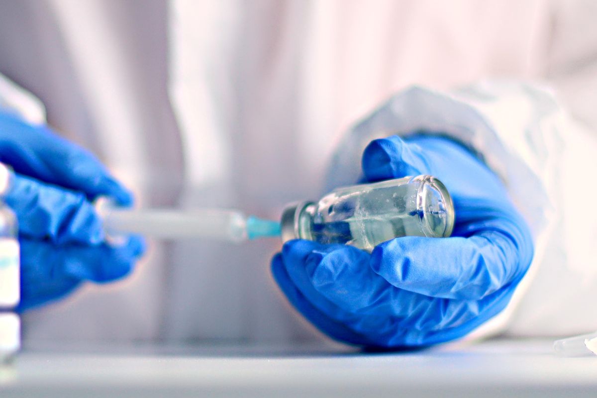 Autorizzazioni, trial e sieri obsoleti: il grande pasticcio dei nuovi vaccini