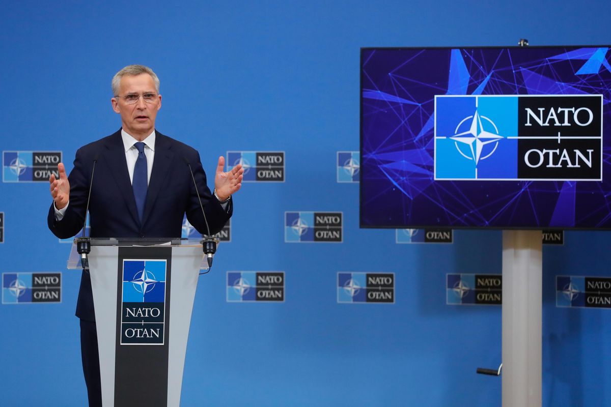 L'allarme della Nato: «Con la guerra in Ucraina mancano le munizioni»