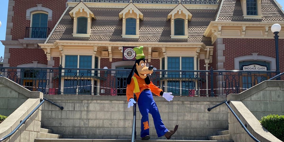Moments When Disney Theme Park Cast Members Had To Break Character
