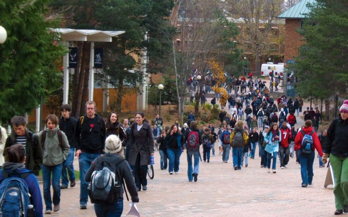 9 Things College Students Experience While Walking To Class