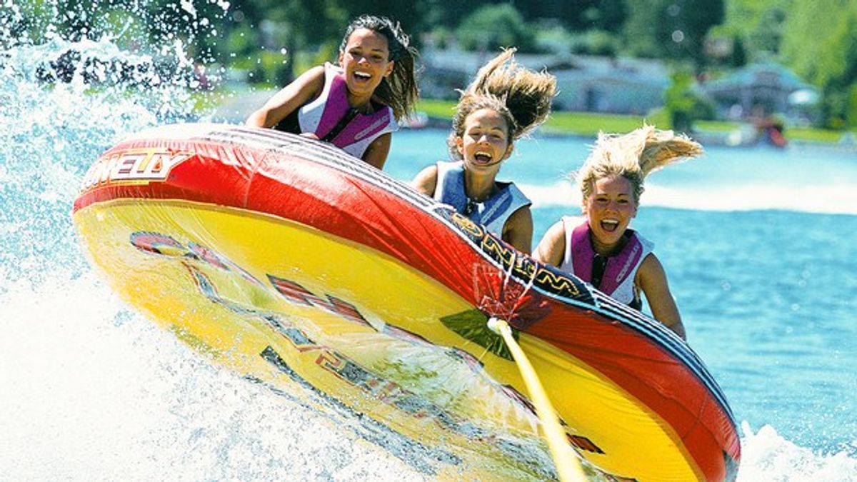 10 Moments Everyone Experiences Their First Time Tubing